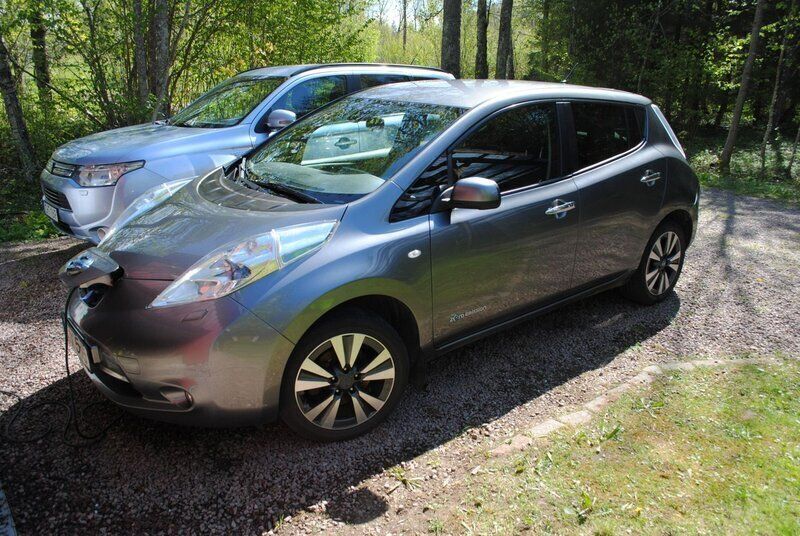 Grå Begagnad 2015 Nissan Leaf Tekna Halvkombi | 64 900 kr (Marknadspris) - Bild 1/4