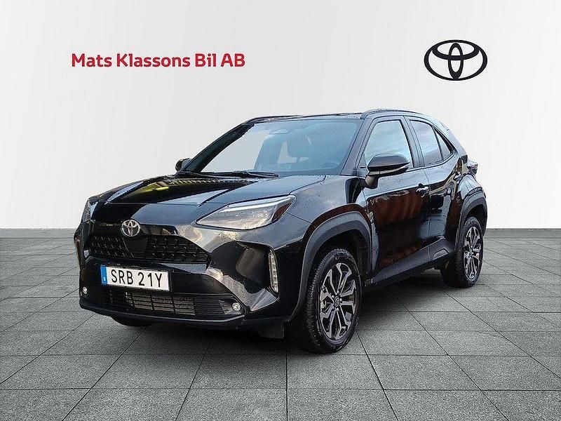 Svart Begagnad 2025 Toyota Yaris Cross Active SUV | 309 000 kr (Marknadspris) - Bild 1/4