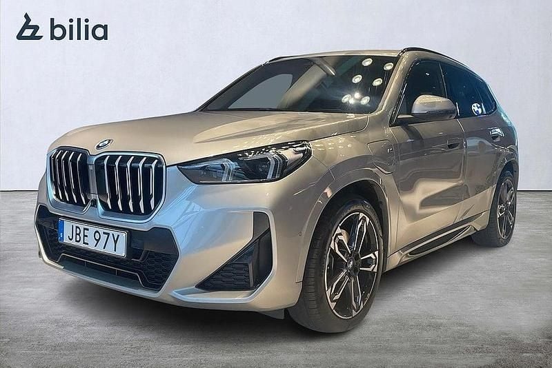 Grå Begagnad 2025 BMW X1 M Sport SUV | 549 900 kr (Lite dyr) - Bild 1/4