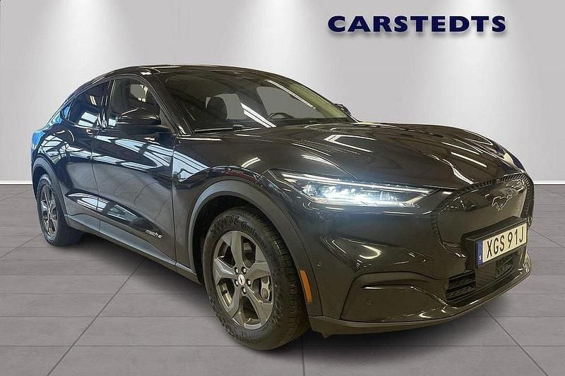 Grå Begagnad 2022 Ford Mustang Mach-E Standard Range SUV | 359 900 kr (Marknadspris) - Bild 1/4
