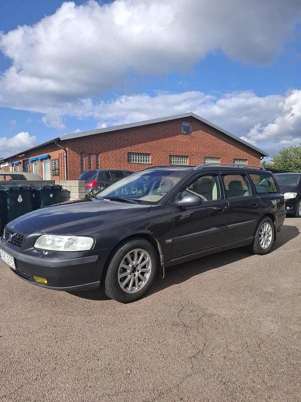 Grå Begagnad 2001 Volvo V70 Kombi | 16 900 kr (Marknadspris) - Bild 1/4