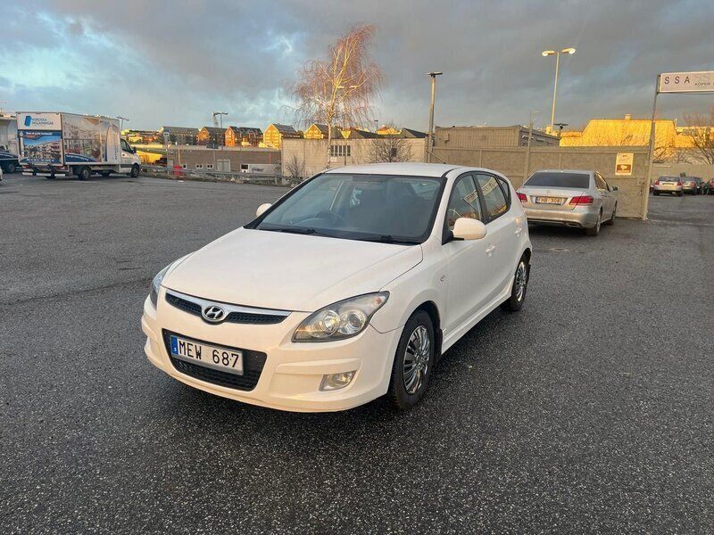 Vit Begagnad 2011 Hyundai i30 Halvkombi | 34 900 kr - Bild 1/4