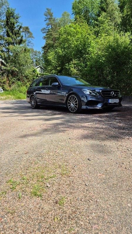 Blå Begagnad 2015 Mercedes E200 Avantgarde Kombi | 100 000 kr (Superpris) - Bild 1/4