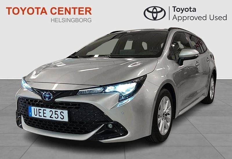 Silver Begagnad 2023 Toyota Corolla Active Kombi | 269 900 kr (Marknadspris) - Bild 1/4