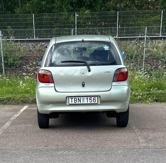 Grön Begagnad 2002 Toyota Yaris Halvkombi | 36 000 kr (Bra pris) - Bild 1/4