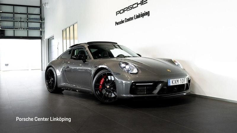 Mörkgrå (grey) Begagnad 2023 Porsche 911 Carrera GTS Sportkupé | 1 699 000 kr (Bra pris) - Bild 1/4