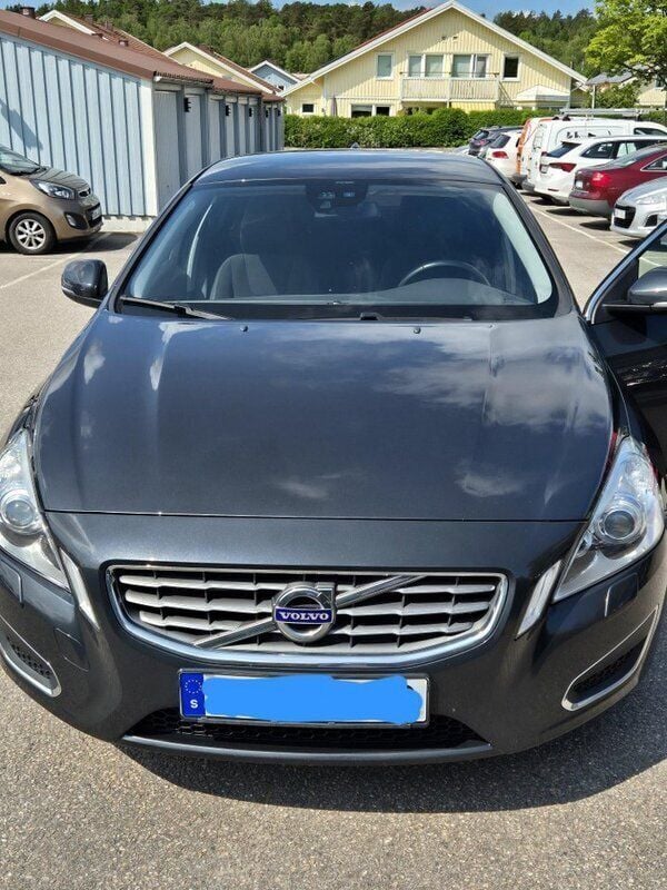 Grå Begagnad 2011 Volvo S60 Momentum Sedan | 93 000 kr (Marknadspris) - Bild 1/4