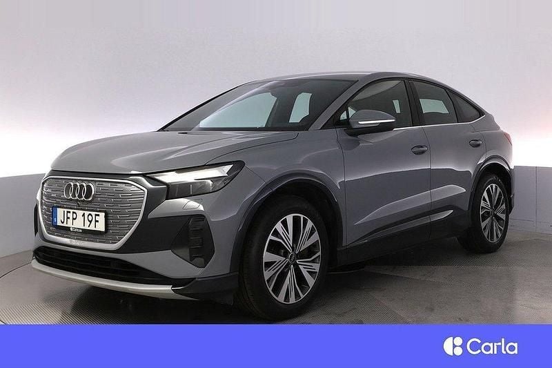Grå Begagnad 2022 Audi Q4 Sportback e-tron Advanced SUV | 384 900 kr (Bra pris) - Bild 1/3
