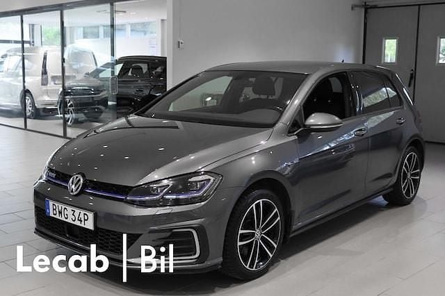 Mörkgrå (grå) Begagnad 2020 VW Golf VIII GTE Sedan | 199 500 kr (Superpris) - Bild 1/4