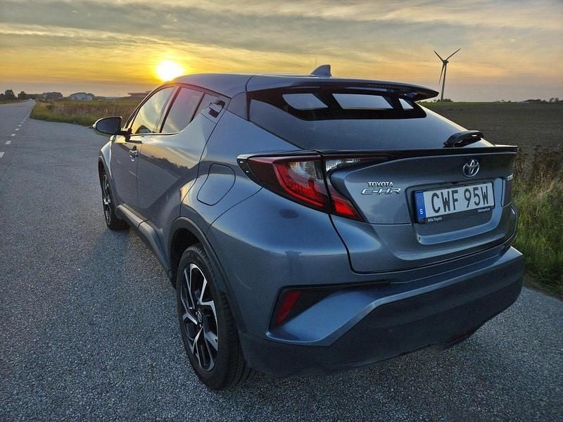 Grå Begagnad 2021 Toyota C-HR Edition SUV | 264 900 kr (Marknadspris) - Bild 1/4