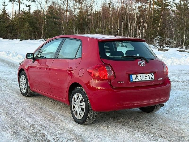 Begagnad Toyota Auris 124 HK (91 kW) 2007 Röd Halvkombi