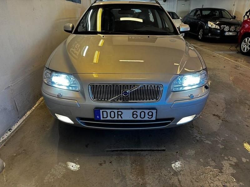 Begagnad Volvo V70 Momentum 170 HK (125 kW) 2008 Silver Kombi