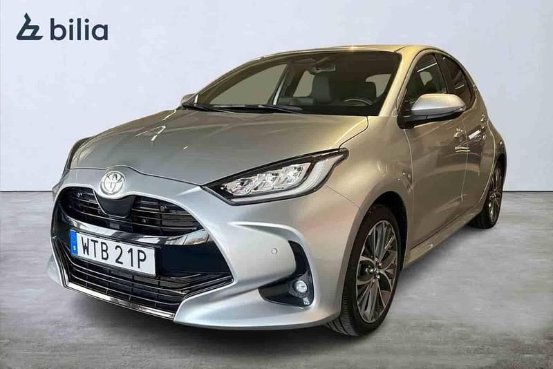 Silver Begagnad 2024 Toyota Yaris Hybrid Halvkombi | 274 900 kr - Bild 1/1