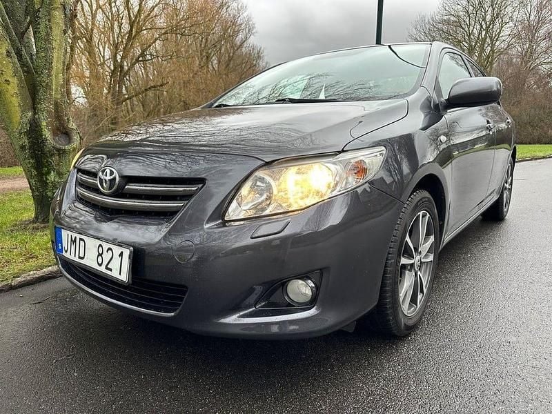 Grå Begagnad 2008 Toyota Corolla Sedan | 79 900 kr (Dyr) - Bild 1/4