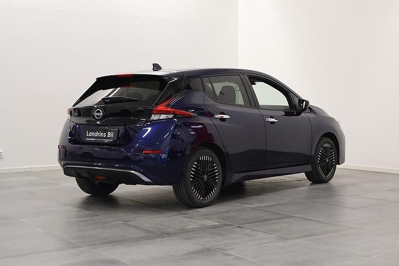 Begagnad Nissan Leaf 360º 110 kW (150 HK) 2022 Mörkblå Halvkombi