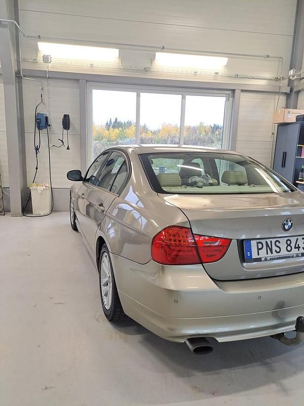 Begagnad BMW 318 143 HK (105 kW) 2009 Sedan