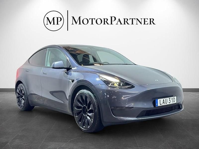 Grå Begagnad 2022 Tesla Model Y Long Range AWD SUV | 269 900 kr (Marknadspris) - Bild 1/4