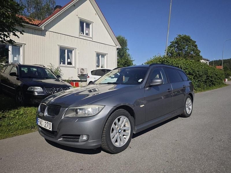 Grå Begagnad 2012 BMW 320 Kombi | 49 000 kr (Superpris) - Bild 1/4