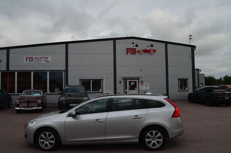 Ljusgrå Begagnad 2012 Volvo V60 Momentum Kombi | 104 900 kr (Marknadspris) - Bild 1/4