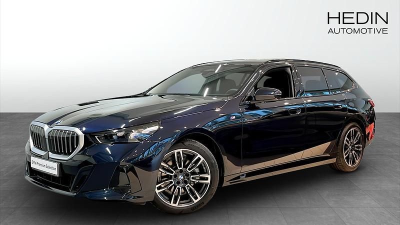 Svart (black) Begagnad 2025 BMW 520 M Sport Kombi | 589 700 kr (Dyr) - Bild 1/4
