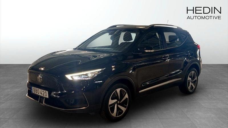 Svart (black) Begagnad 2022 MG ZS Comfort Sedan | 234 900 kr (Superpris) - Bild 1/4