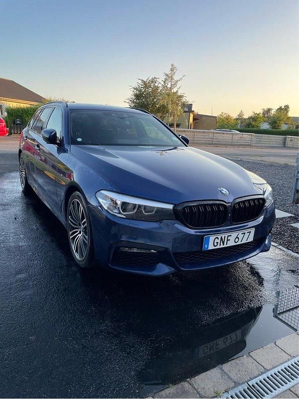 Blå Begagnad 2018 BMW 520 M Sport Kombi | 309 000 kr (Marknadspris) - Bild 1/4