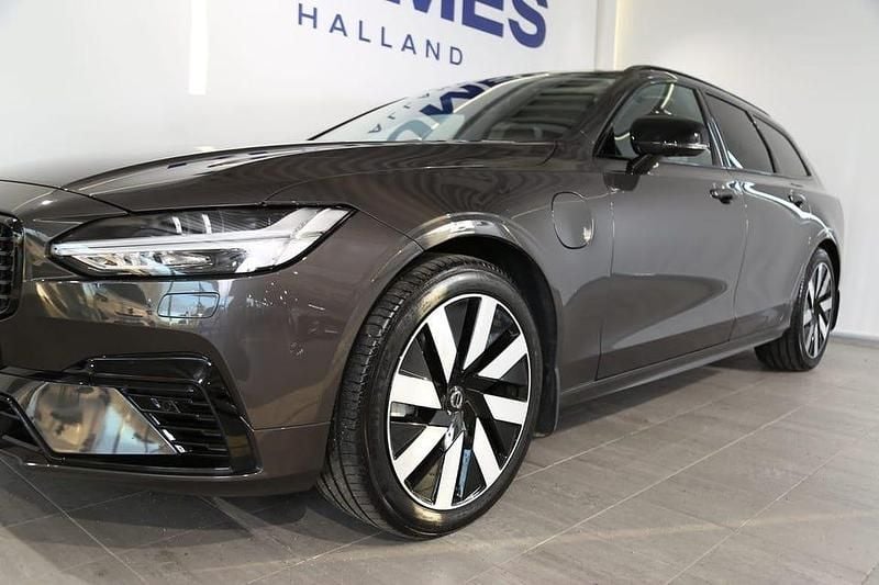 Begagnad Volvo V90 Plus 355 HK (261 kW) 2025 Grå Kombi