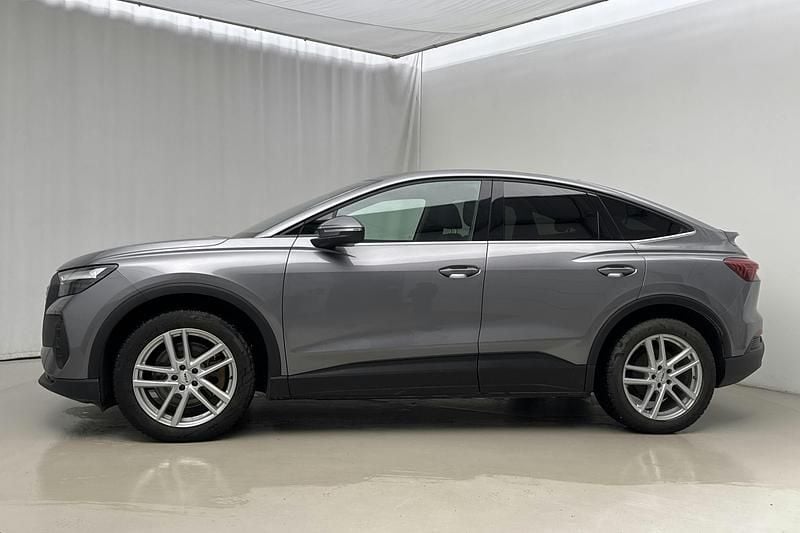Begagnad Audi Q4 Sportback e-tron Advanced 150 kW (204 HK) 2024 Grå SUV