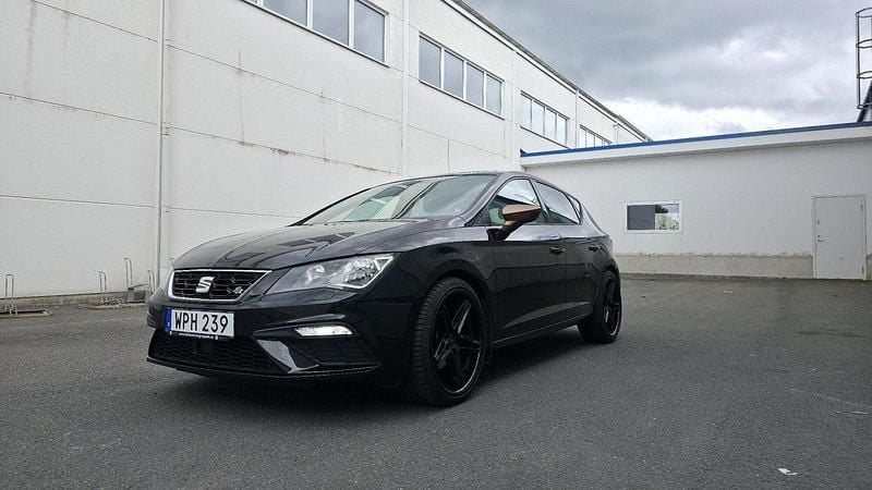 Svart Begagnad 2018 Seat Leon FR Halvkombi | 134 000 kr (Lite dyr) - Bild 1/4