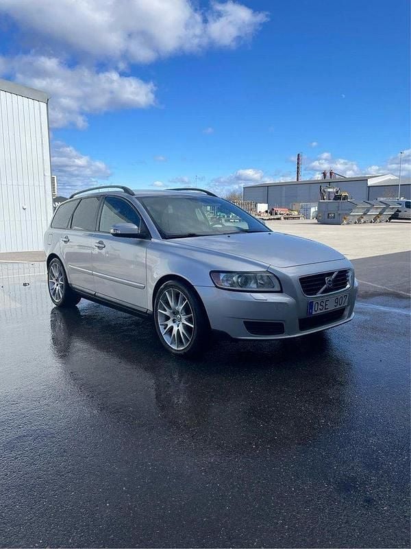 Grå Begagnad 2008 Volvo V50 Kinetic Kombi | 36 000 kr (Marknadspris) - Bild 1/4