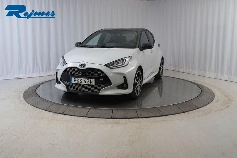 Grå Begagnad 2022 Toyota Yaris Hybrid Sport Halvkombi | 254 800 kr (Marknadspris) - Bild 1/4