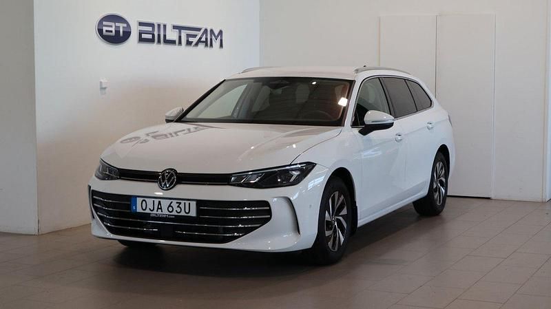 Vit Begagnad 2024 VW Passat Kombi | 367 900 kr (Marknadspris) - Bild 1/4