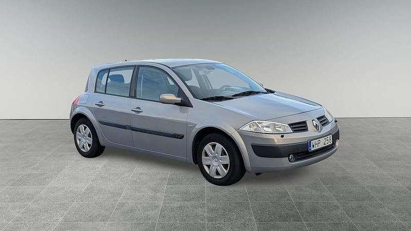 Ljusgrå (grå) Begagnad 2004 Renault Mégane II Halvkombi | 29 900 kr (Lite dyr) - Bild 1/4