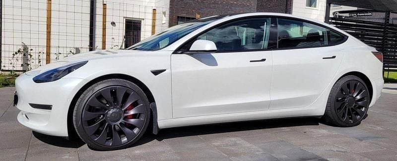 Vit Begagnad 2021 Tesla Model 3 Performance Sedan | 289 000 kr (Marknadspris) - Bild 1/1