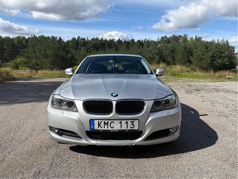 Grå Begagnad 2009 BMW 320 Comfort Edition Sedan | 70 000 kr (Bra pris) - Bild 1/4