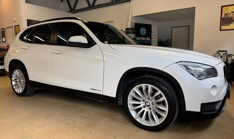 Vit Begagnad 2013 BMW X1 xLine SUV | 134 900 kr (Marknadspris) - Bild 1/4