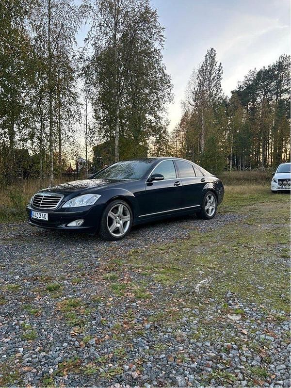 Svart Begagnad 2008 Mercedes S320 Sedan | 119 900 kr (Lite dyr) - Bild 1/4