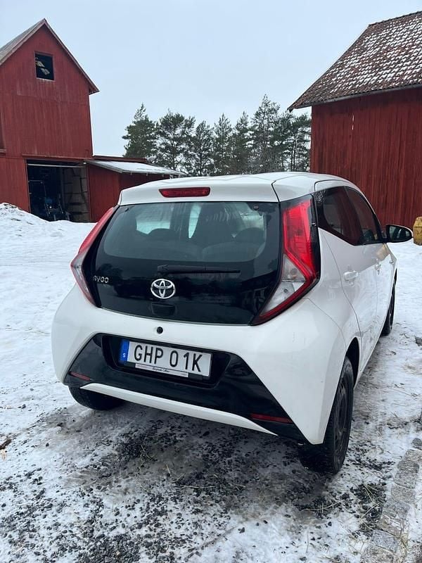 Begagnad Toyota Aygo 72 HK (52 kW) 2020 Vit Halvkombi