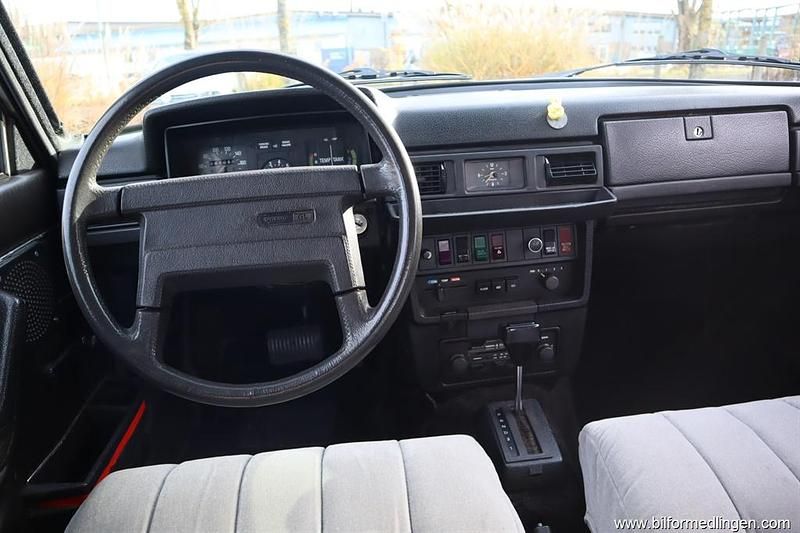 Begagnad Volvo 264 140 HK (102 kW) 1976 Grå krom Sedan