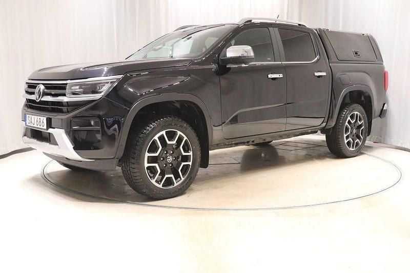 Midnight black metallic Begagnad 2023 VW Amarok Style Pickup | 594 900 kr (Marknadspris) - Bild 1/4