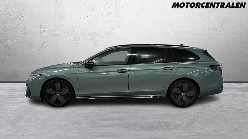 Begagnad VW Passat R-line 196 HK (144 kW) 2024 Ljusgrön Kombi