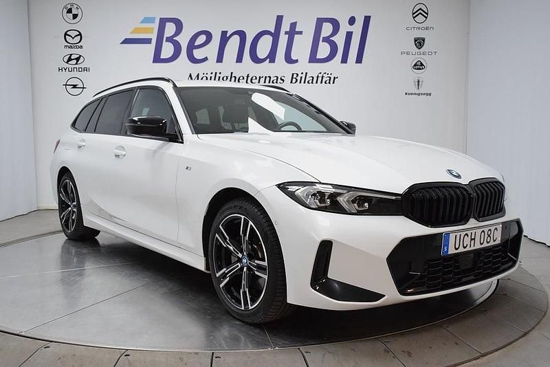 Begagnad BMW 330e M Sport 293 HK (215 kW) 2023 Mineralvit metallic Kombi