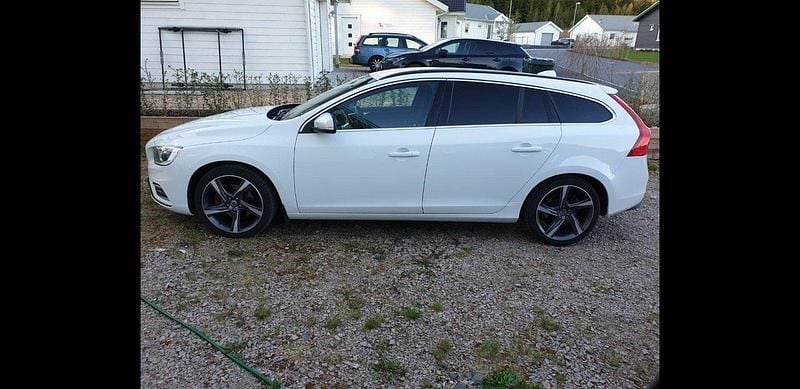 Vit Begagnad 2014 Volvo V60 R-Design Kombi | 129 000 kr (Dyr) - Bild 1/4