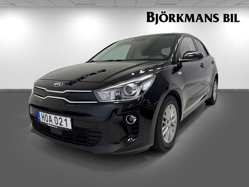 Svart Begagnad 2018 Kia Rio Advance Halvkombi | 149 900 kr (Marknadspris) - Bild 1/4