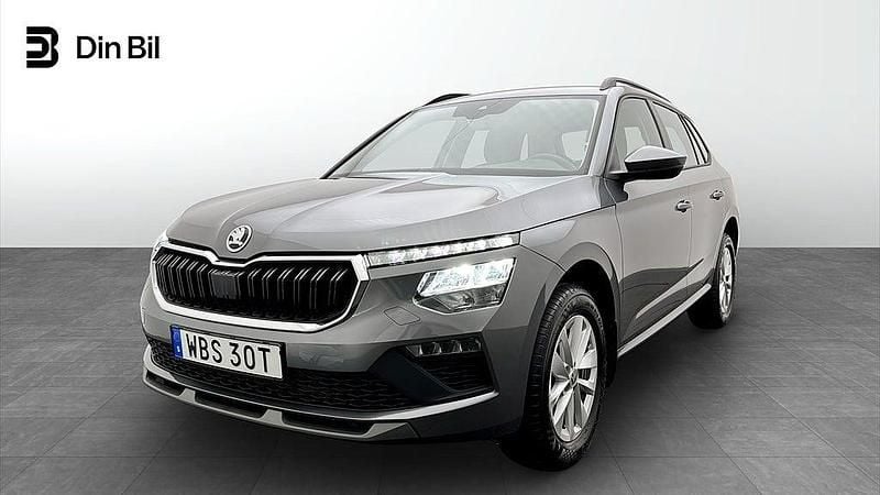 Grå (graphite grey metallic) Begagnad 2024 Skoda Kamiq Selection SUV | 269 900 kr (Marknadspris) - Bild 1/4
