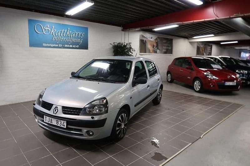 Ljusgrå Begagnad 2002 Renault Clio II Expression Halvkombi | 22 000 kr (Marknadspris) - Bild 1/4