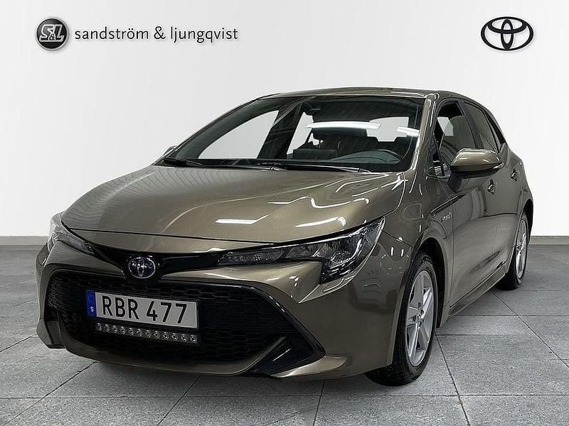 Grön Begagnad 2020 Toyota Corolla Hybrid Active Halvkombi | 205 000 kr (Marknadspris) - Bild 1/3