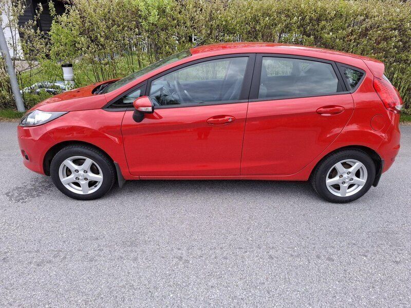 Röd Begagnad 2010 Ford Fiesta Halvkombi | 45 000 kr (Bra pris) - Bild 1/4