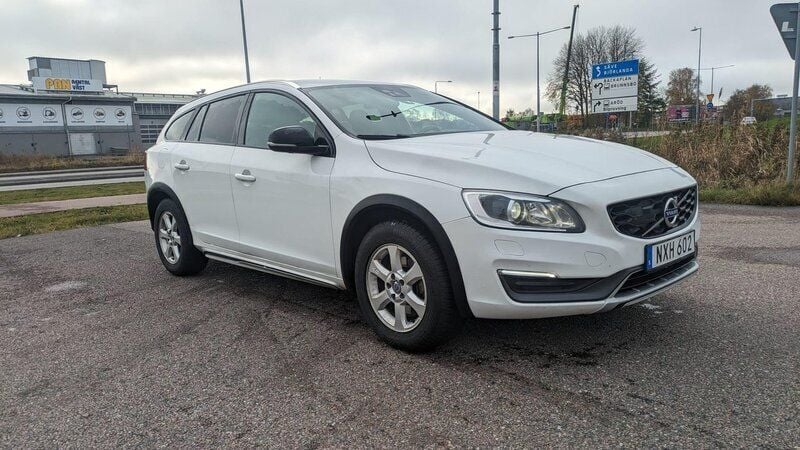 Vit Begagnad 2016 Volvo V60 CC Momentum Kombi | 169 000 kr (Marknadspris) - Bild 1/4