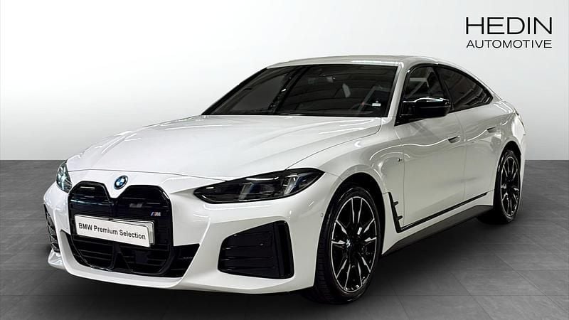 Vit (white) Begagnad 2025 BMW i4 Comfort Edition Sedan | 664 700 kr (Marknadspris) - Bild 1/4